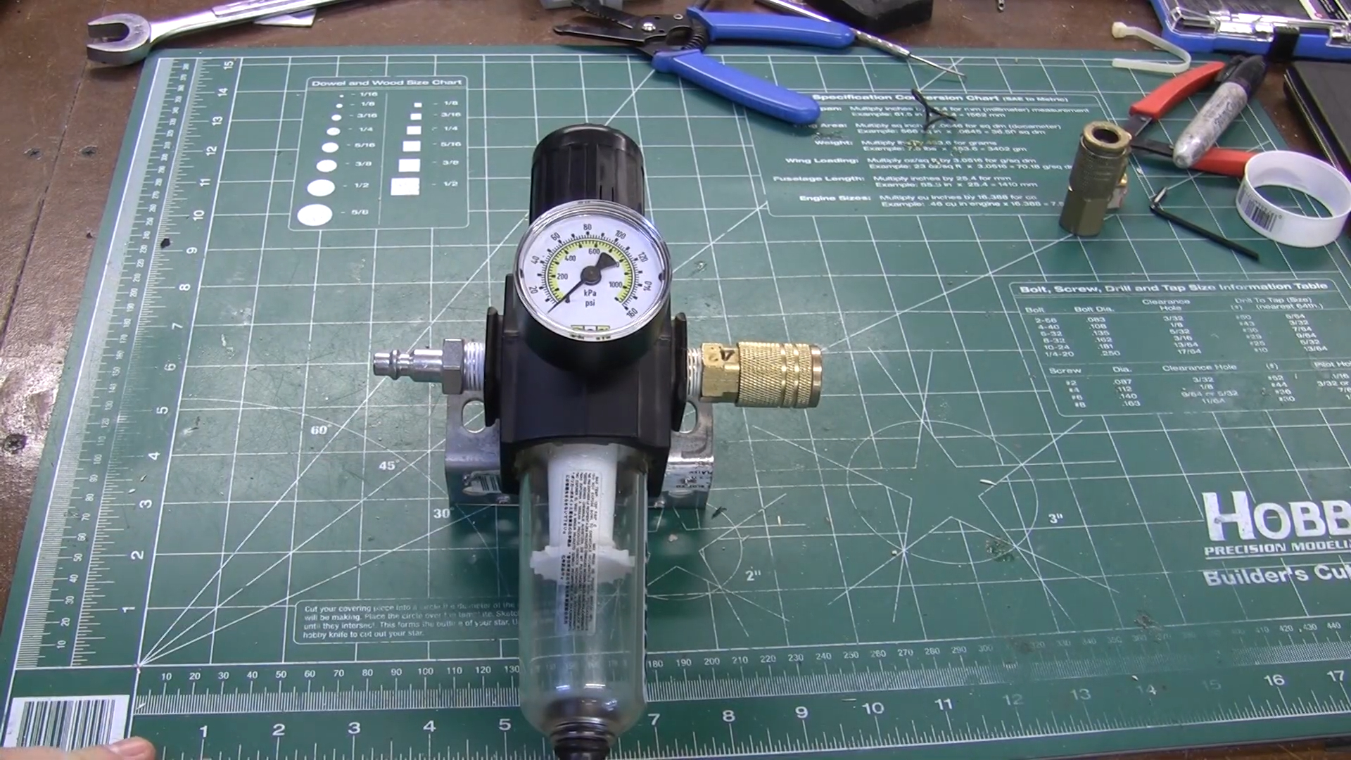 Instalação do regulador do compressor de ar e do separador de ar